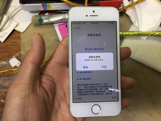 为什么IPHONE5S解锁后会卡一？为什么没买多久的5s会卡