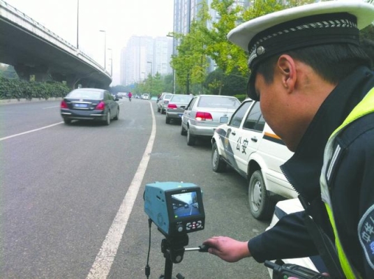 交警用的移动测速仪拍照距离是多少？移动测数多久可以查到