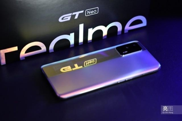 realmegtneo2需要充电12小时吗？gt20用多久