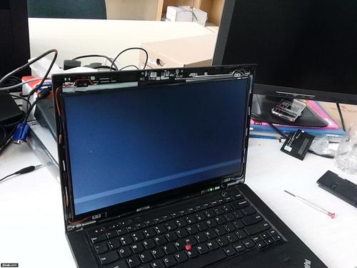 你好，我的Thinkpad T430i接到投影仪怎么一直闪,屏幕反复跳，系统发出不停的在插拔某个外接设备的提示音？（t430i 外接显卡）